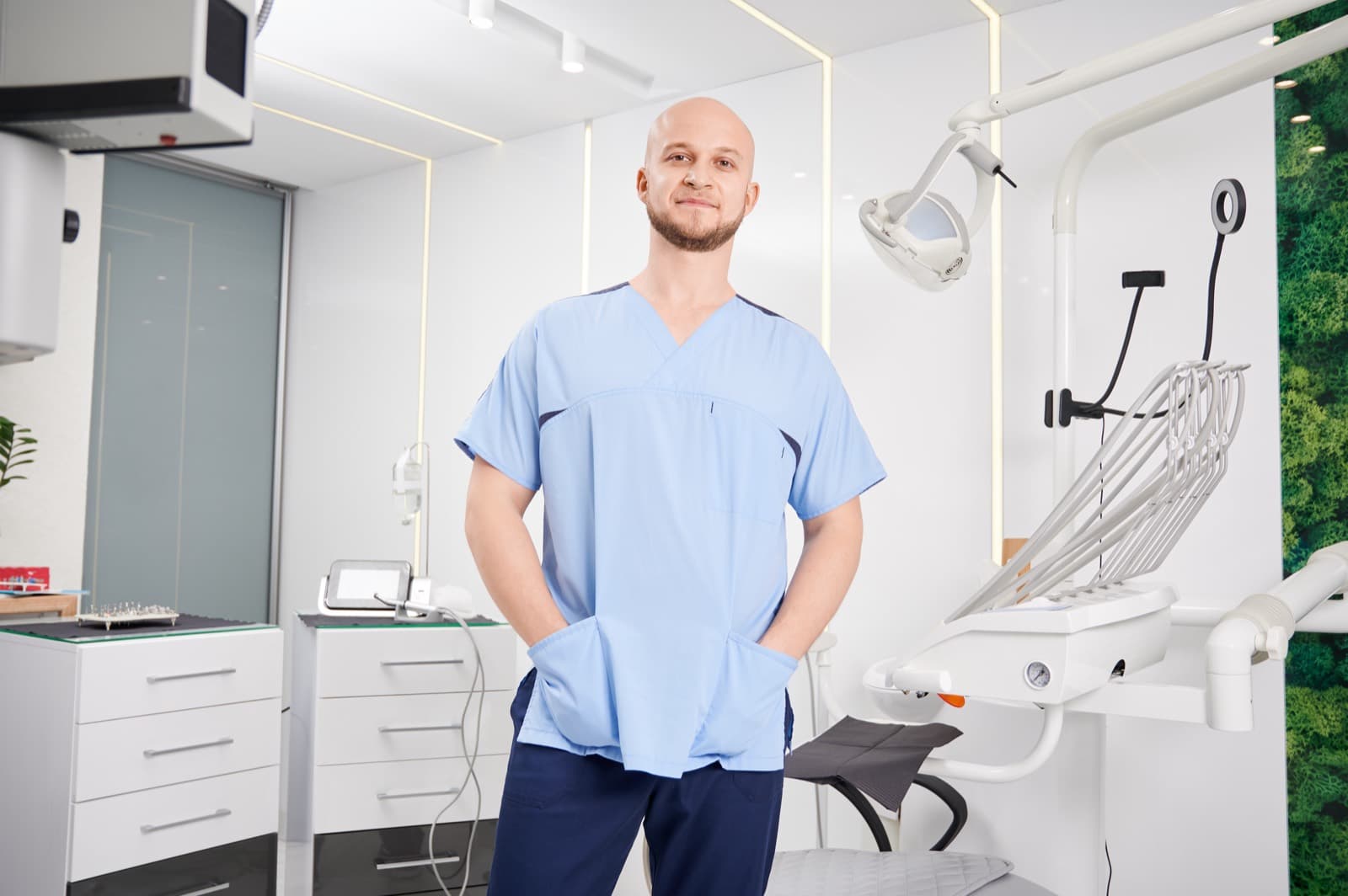 Tandläkare står i ett behandlingsrum på kliniken