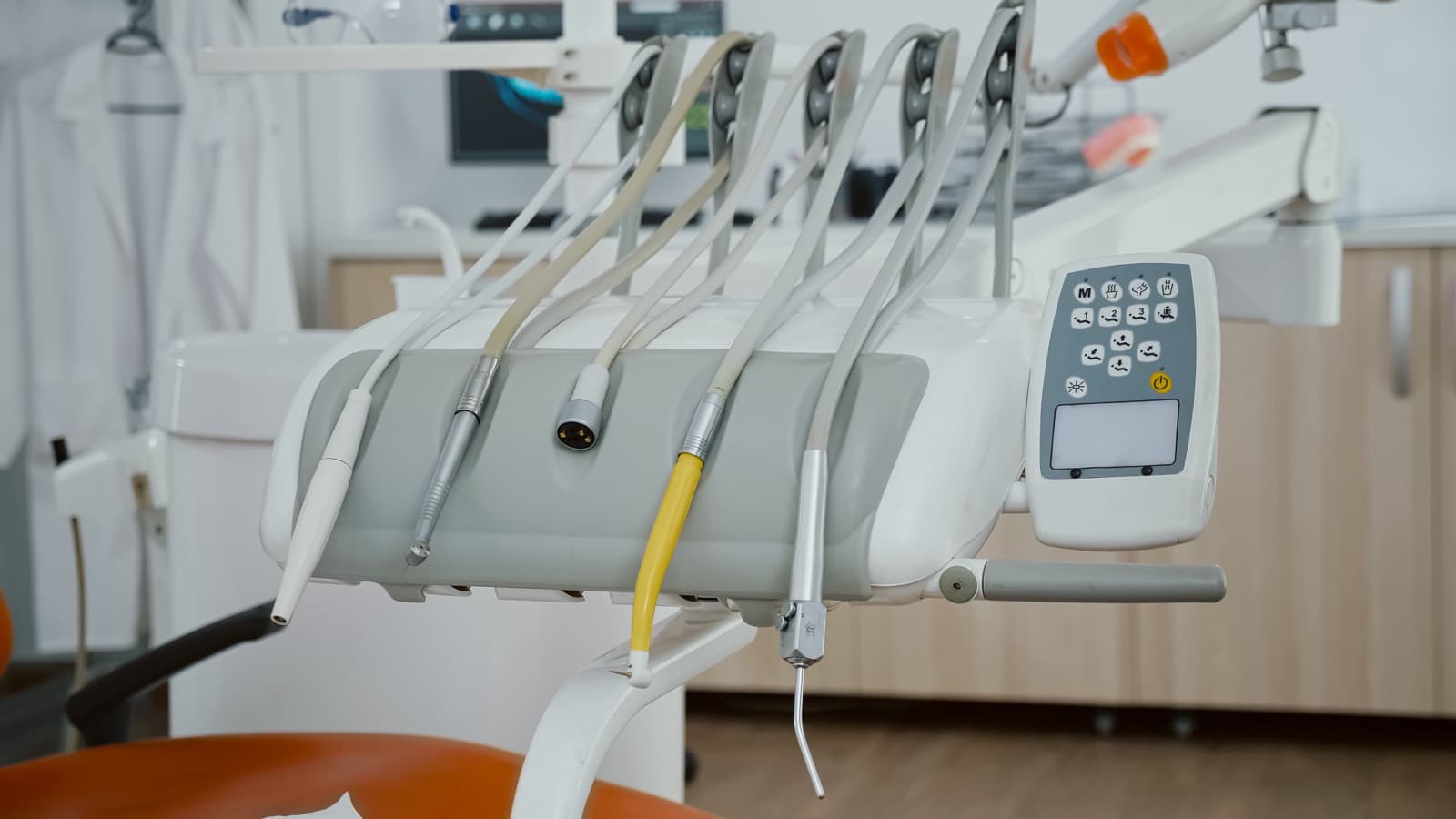 Närbild på tandvårdsinstrument i en ljus klinikmiljö