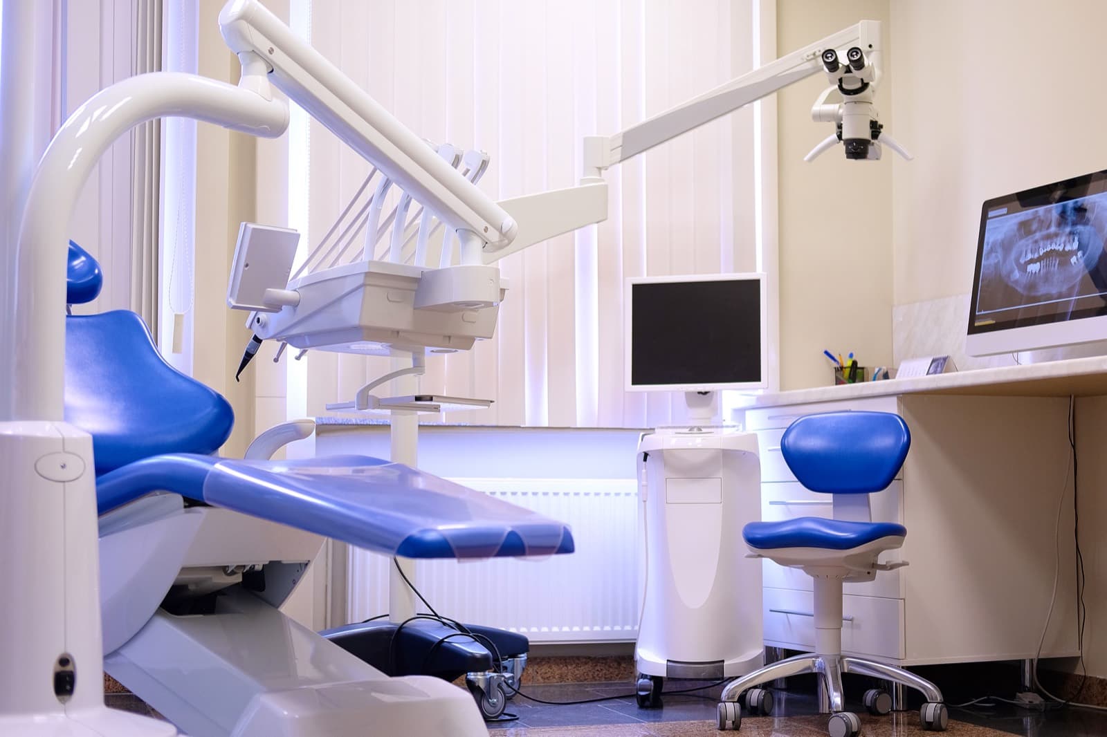 Interiör från en modern tandläkarklinik med behandlingsutrustning
