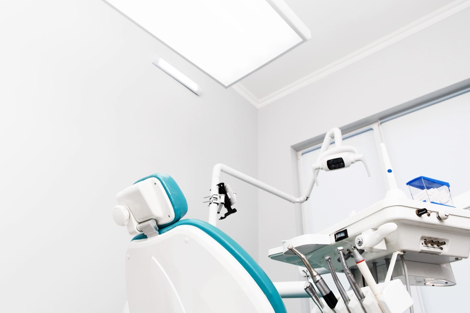 Närbild på dentalutrustning och instrument på en klinik