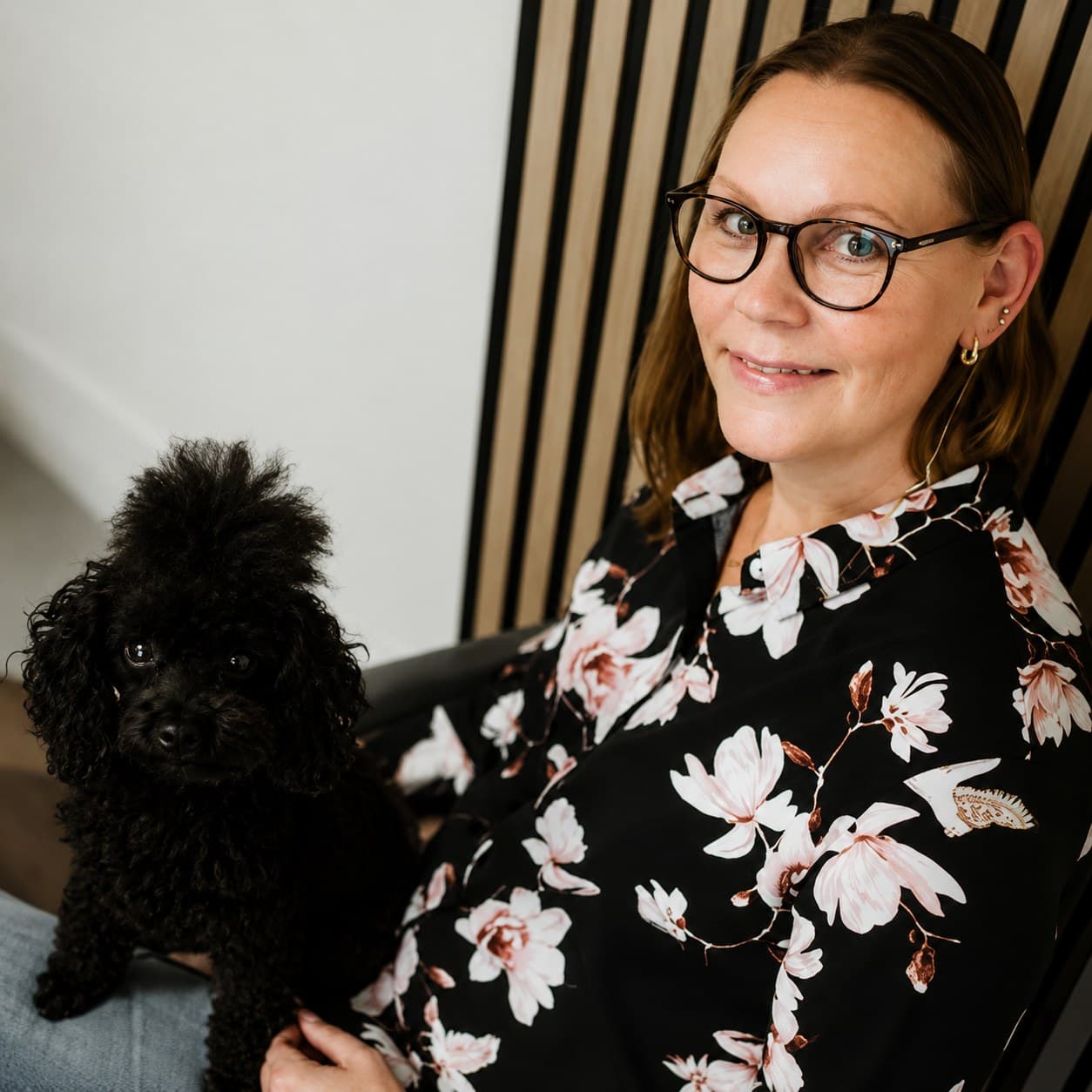 Ingela Lundgren, redovisningskonsult, med kontorshunden