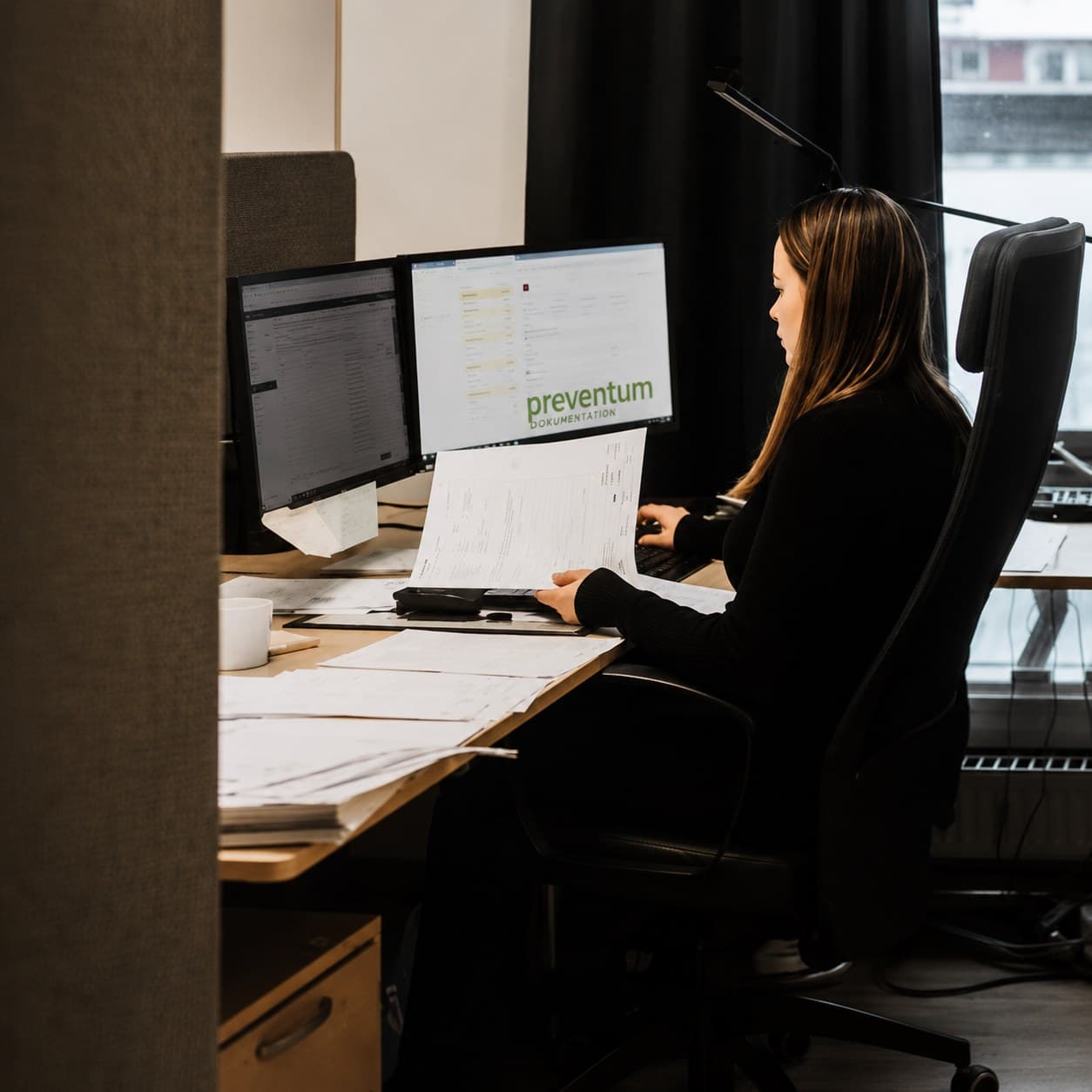Redovisningskonsult vid skrivbordet på Preventum Partner